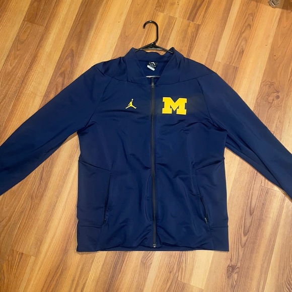 Team wear Michigan football sweatshirt
